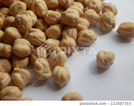 白色背景上的鷹嘴豆 132887353