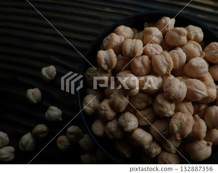 Chickpeas in a small plate on a wood background 132887356