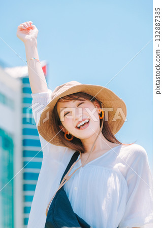 參加活動的微笑女子 132887385