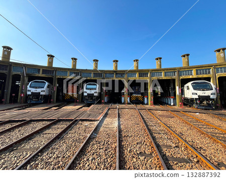 車站正面及三台機車 132887392