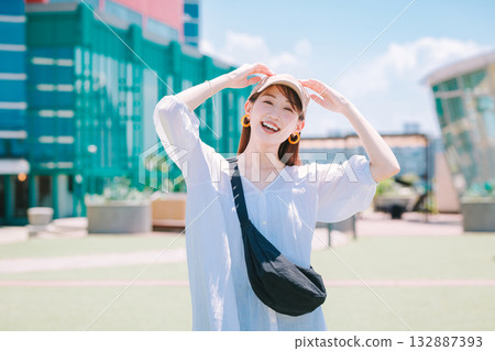 參加活動的微笑女子 132887393