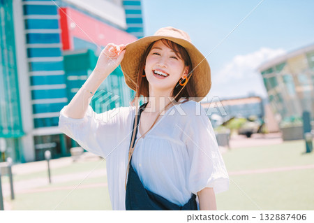 參加活動的微笑女子 參加活動的微笑女子 132887406