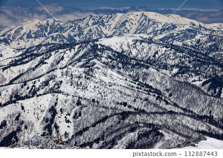 Mt. Hiragatake seen from the summit of Mt. Shibutsu during the snowy season 132887443
