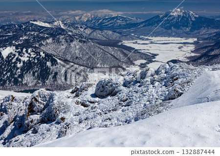 雪季時分，從志布津山頂峰眺望大澤原、日向岳和會津駒岳。 132887444