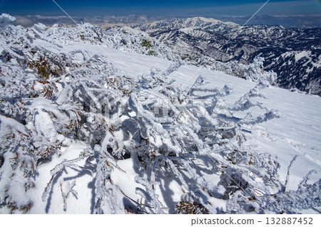 在雪季的尾瀨市志布津山和平嶽山頂,可以看到覆蓋著霜雪的樹木,景色宜人。 在雪季的尾瀨市志布津山和平嶽山頂,可以看到覆蓋著霜雪的樹木,景色宜人。 132887452