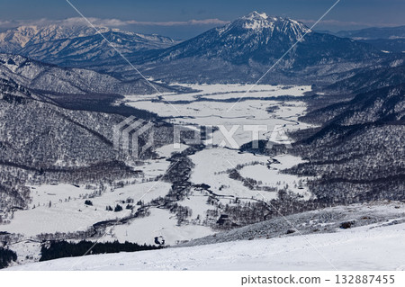 雪季時分，從志布津山頂峰眺望大澤原、日向岳和會津駒岳。 132887455