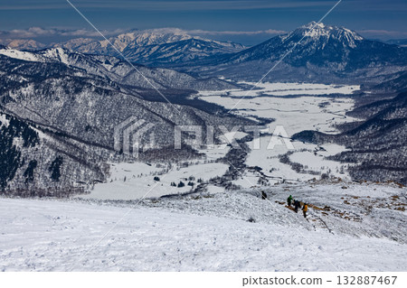 雪季期間，登山客從志布津岳前往尾澤原，沿途可遠眺日穿岳和會津駒岳。 132887467