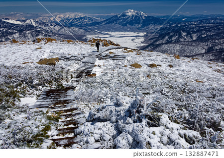 雪季期間,登山客從志布津岳前往尾澤原,沿途可遠眺日穿岳和會津駒岳。 雪季期間,登山客從志布津岳前往尾澤原,沿途可遠眺日穿岳和會津駒岳。 132887471