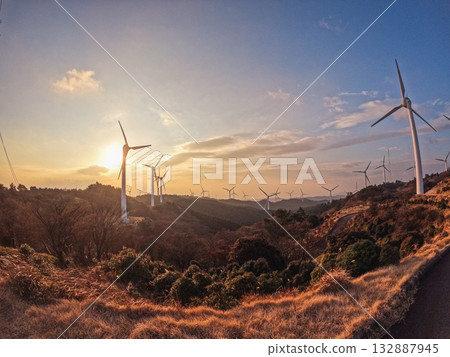 風力發電和日落 132887945