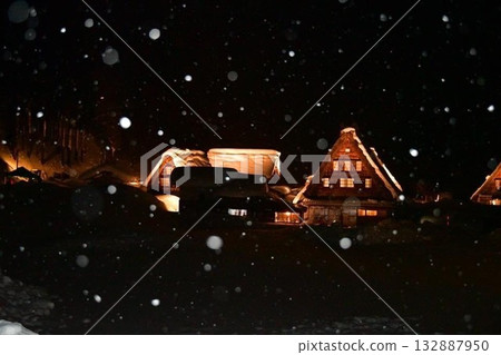 Gokayama Thatched roofs and snow 132887950