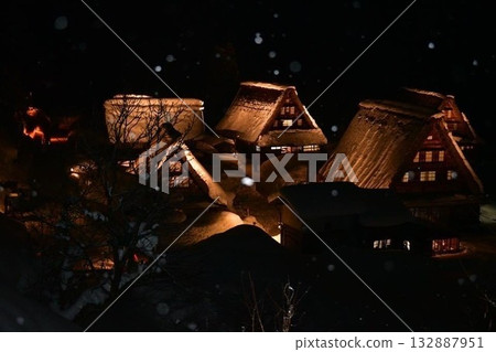五箇山茅草屋頂和雪 132887951