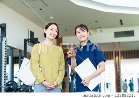 工作人員正在帶領一位中年女士參觀健身房。照片由 Renaissance Makuhari 24 運動俱樂部及桑拿水療中心提供。 132888215