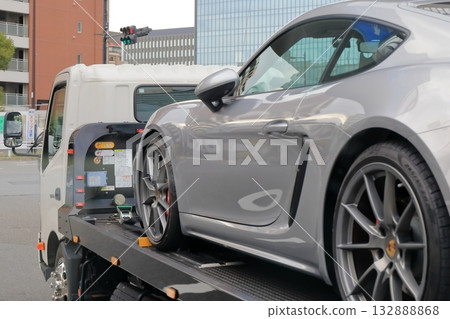 一輛運輸車正在運送一輛跑車 132888868