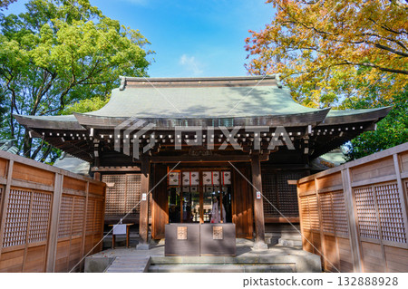 川越市川越冰川神社，參拜殿每年十一月都會在參拜殿的東側和西側設置圍欄。 132888928