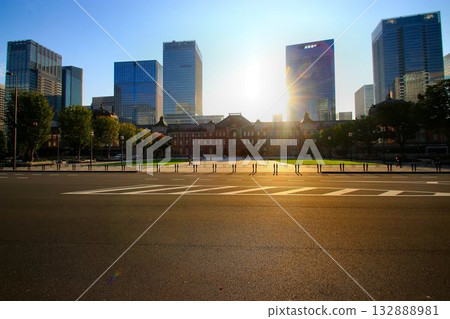 美麗的紅磚東京車站大樓在耀眼的晨光中閃閃發光。 美麗的紅磚東京車站大樓在耀眼的晨光中閃閃發光。 132888981