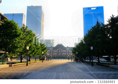 美麗的紅磚東京車站大樓在耀眼的晨光中閃閃發光。 132888983