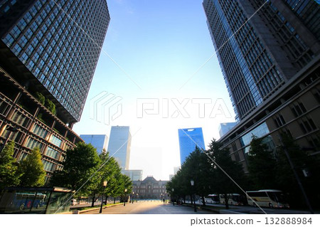 美麗的紅磚東京車站大樓在耀眼的晨光中閃閃發光。 132888984