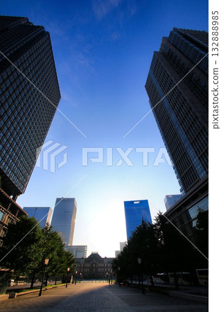 美麗的紅磚東京車站大樓在耀眼的晨光中閃閃發光。 132888985