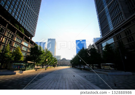 美麗的紅磚東京車站大樓在耀眼的晨光中閃閃發光。 132888986
