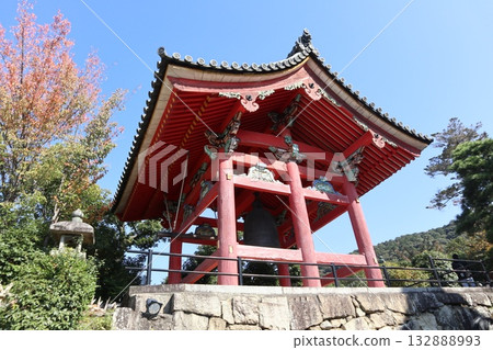 京都清水寺的秋葉開始飄落 京都清水寺的秋葉開始飄落 132888993