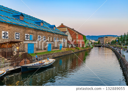 北海道小樽市小樽運河的傍晚景色 132889055