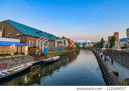 北海道小樽市小樽運河的傍晚景色 北海道小樽市小樽運河的傍晚景色 132889057