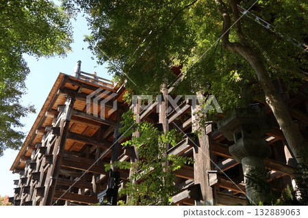 京都清水寺的秋葉開始飄落 京都清水寺的秋葉開始飄落 132889063