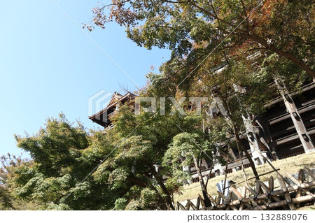 京都清水寺的秋葉開始飄落 京都清水寺的秋葉開始飄落 132889076