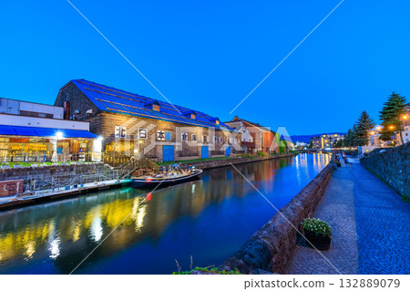 北海道小樽市小樽運河夜景 北海道小樽市小樽運河夜景 132889079