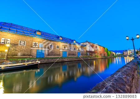 北海道小樽市小樽運河夜景 北海道小樽市小樽運河夜景 132889083