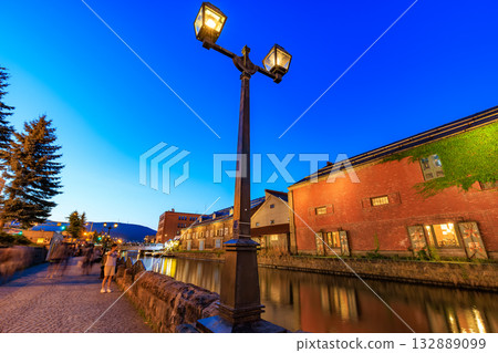 北海道小樽市小樽運河夜景 北海道小樽市小樽運河夜景 132889099