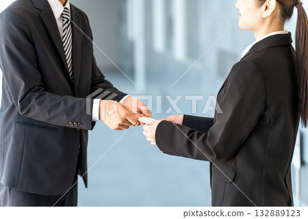 Businessmen and businesswomen who exchange business cards 132889123