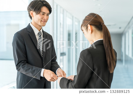 Businessmen and businesswomen who exchange business cards 132889125