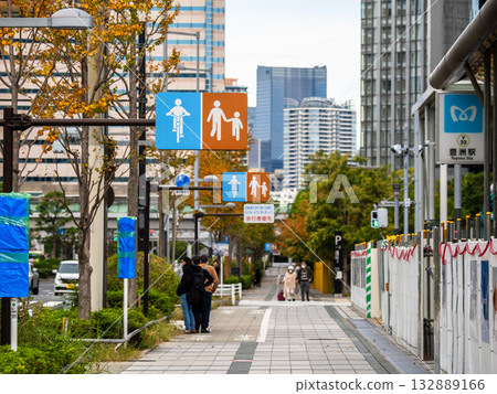允許自行車通行的人行道以及顯示自行車的象形圖 允許自行車通行的人行道以及顯示自行車的象形圖 132889166
