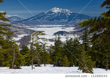 Ozegahara and Hiuchigatake with snow remaining as seen from the descent of Mt. Shibutsu 132889243