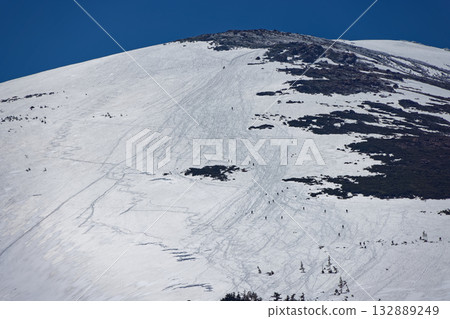 雪季時分從尾瀨原的山之花眺望志布津山 132889249