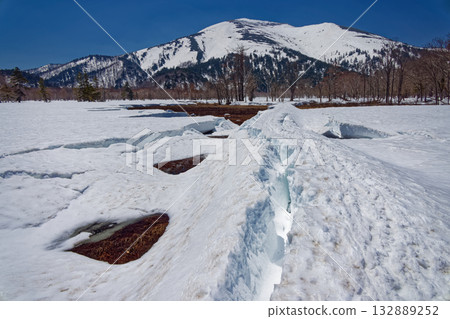 雪季時分從尾瀨原的山之花眺望志布津山 132889252