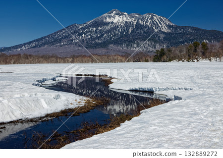 Mt. Hiuchigatake seen from Ozegahara during the snowy season Mt. Hiuchigatake seen from Ozegahara during the snowy season 132889272