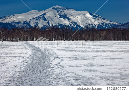 在雪季的剩餘時間裡，從尾瀨原可以看到志布津山閃閃發光的積雪。 132889277