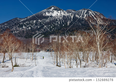 雪季期間,健行者正走在尾瀨原和日向岳之間。 雪季期間,健行者正走在尾瀨原和日向岳之間。 132889278