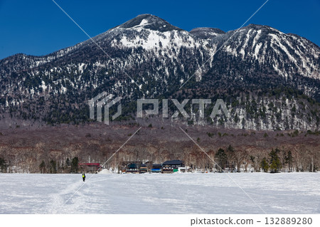雪季從尾瀨原眺望三晴山屋和日穿岳 雪季從尾瀨原眺望三晴山屋和日穿岳 132889280