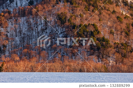 雪季時分，從尾澤原眺望夕陽下的山 132889299