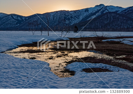在夕陽餘暉中，從尾澤原融化的積雪中眺望到景閣山。 132889300