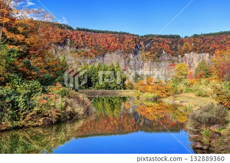Stone dropping from Tsunanmidama Park in autumn 132889360