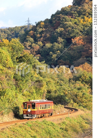 渡良瀨京國鐵道 “深秋時節，列車穿梭於蜿蜒的山巒之間” 132889364