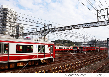 一列火車正駛過京急電鐵金澤檢修場。 132889586