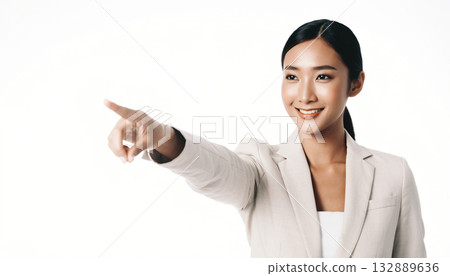 一位年輕的日本女商人指著前方演講的肖像 一位年輕的日本女商人指著前方演講的肖像 132889636