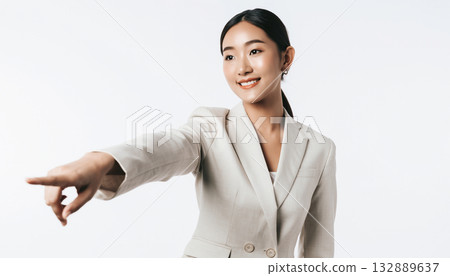 一位年輕的日本女商人指著前方演講的肖像 一位年輕的日本女商人指著前方演講的肖像 132889637