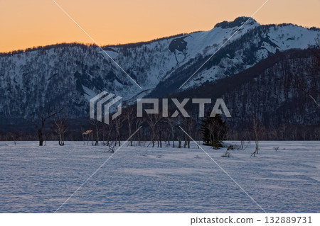 從尾瀨原眺望,雪後的餘暉映照著景鶴山。 從尾瀨原眺望,雪後的餘暉映照著景鶴山。 132889731