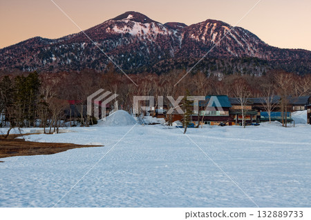 雪季時分,從尾瀨原眺望夕陽下的日向岳 雪季時分,從尾瀨原眺望夕陽下的日向岳 132889733